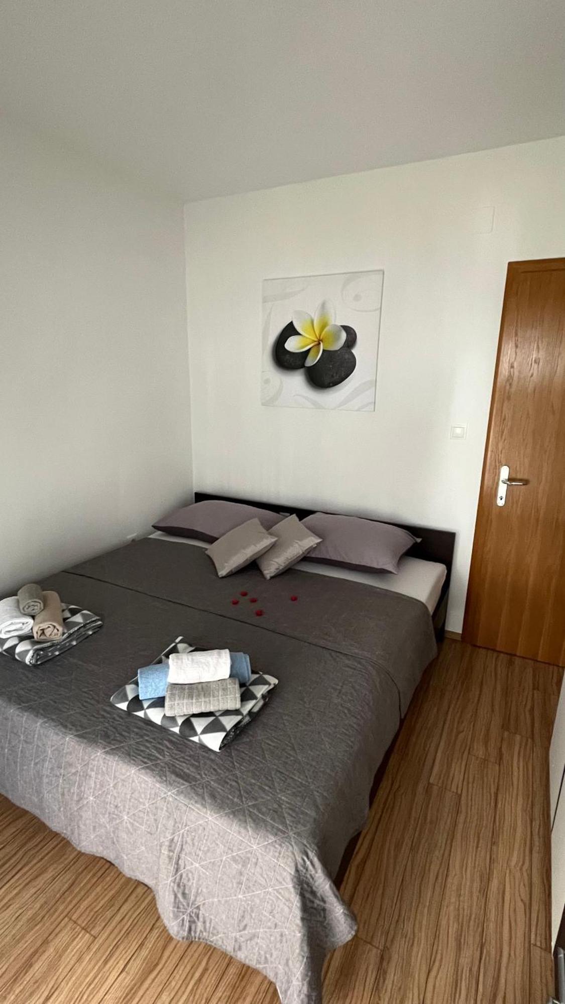 Casa Del Mare Apartment Комарна Екстериор снимка