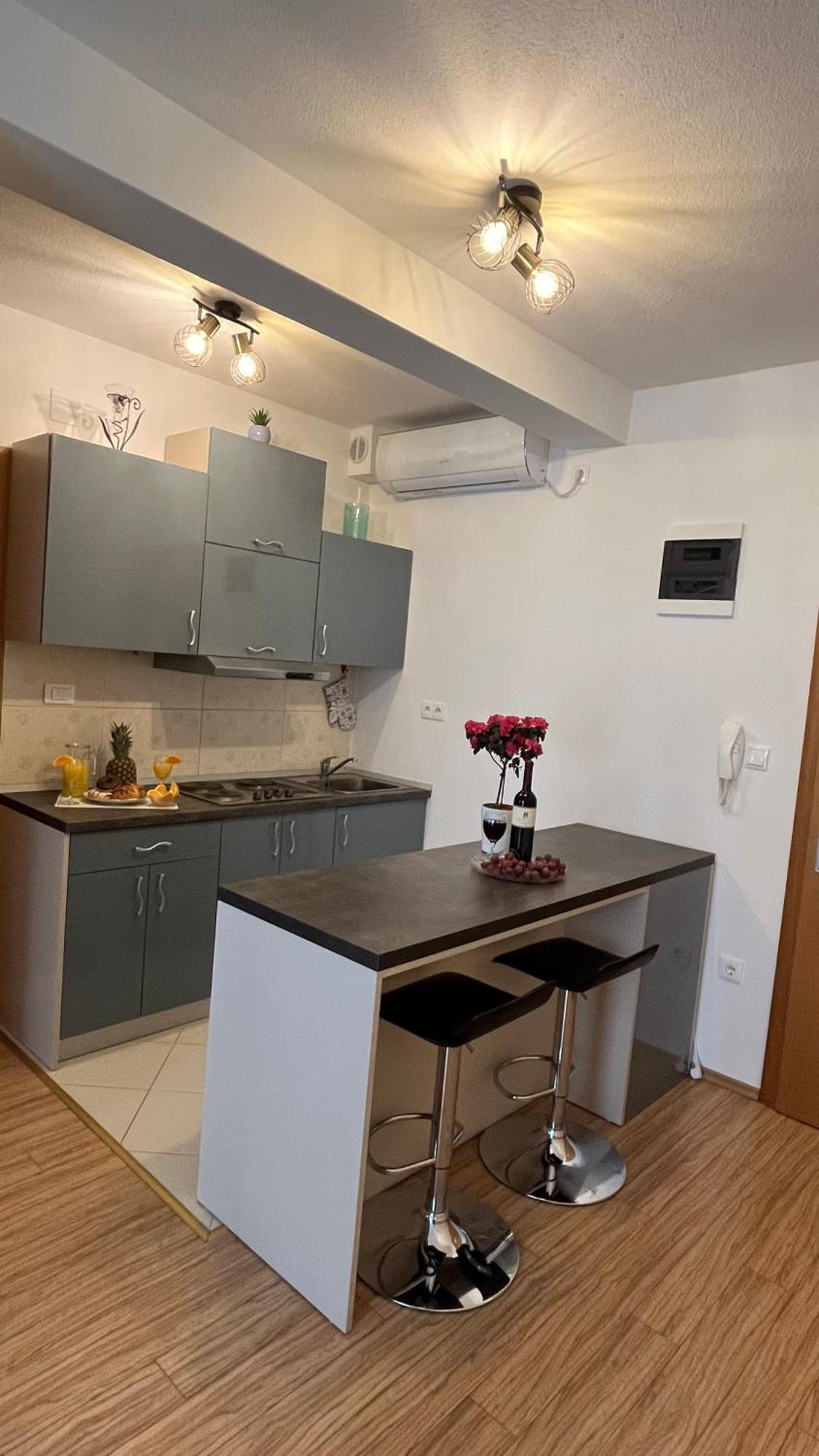Casa Del Mare Apartment Комарна Екстериор снимка